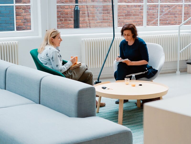 Mujeres solicitando información